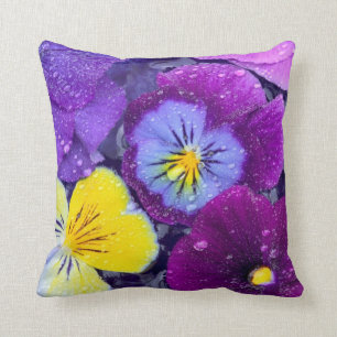 Cojín Decorativo Flores pansy flotando en un baño de pájaro con roc