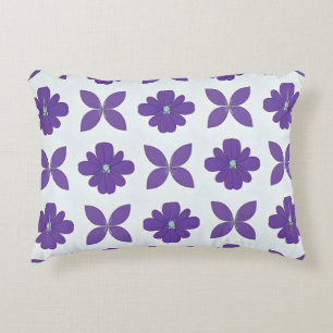 Cojín Decorativo Flores púrpuras con fondo claro