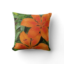 Flores rojas naranjas con hojas verdes