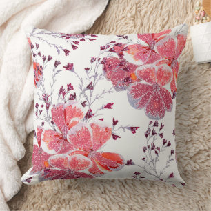 Cojín Decorativo Flores rojas rosadas sobre blanco.