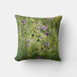 Cojín Decorativo Flores violetas silvestres en un prado verde