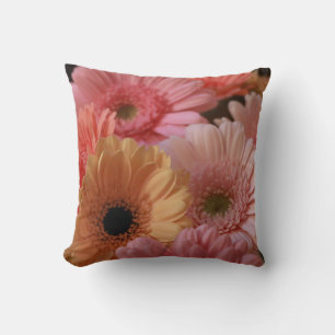 COJÍN DECORATIVO FLUJOS DE COLOR ROJO Y AMARILLO EN UNA FOTOGRAFÍA