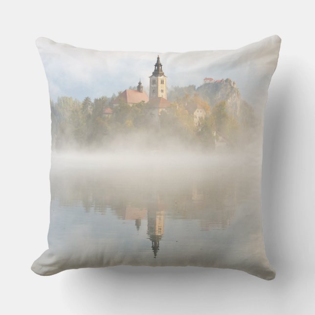 Cojín Decorativo Foggy sunrise at Lake Bled (Anverso)