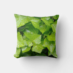 Cojín Decorativo follaje de hiedra en parque con gotas de lluvia