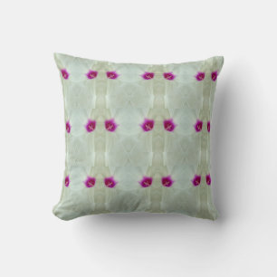 Cojín Decorativo fondo blanco y crema con un patrón rosa caliente