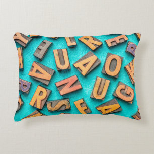 Cojín Decorativo fondo de sobrecarga de letras aleatorias - letra v