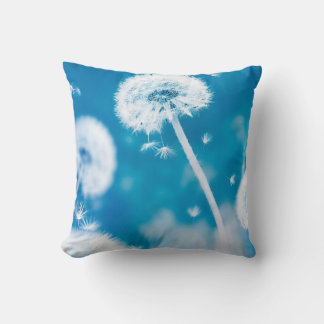 Cojín Decorativo Fondo floral natural de verano. León blanco