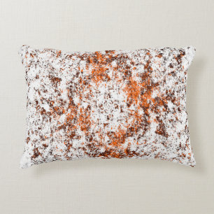 Cojín Decorativo Fondo moreno oscuro. Naranja blanco negro o