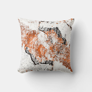 Cojín Decorativo Fondo moreno oscuro. Naranja blanco negro o