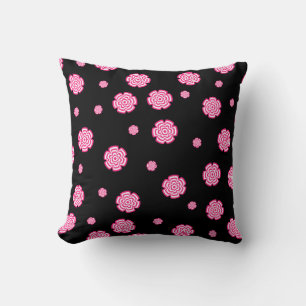 Cojín Decorativo Fondo oscuro, flores rosa brillante estilizadas.