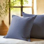 Cojín Decorativo Fondo simple de nova azul Personalizado<br><div class="desc">Descubra el Nova Azul,  el color del año 2024. Este cautivador color azul,  acompañado de un toque de gris,  crea un ambiente sereno pero refinado,  lo que lo convierte en la elección perfecta para cualquier espacio. Disfrute de la tranquila elegancia del Blue Nova y transforme su entorno.</div>