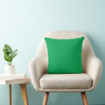 Cojín Decorativo Fondo verde sólido<br><div class="desc">Un brillante fondo verde sólido con una textura minimalista limpia, ideal para impresiones modernas y diseños creativos. Añada un toque fresco, limpio y moderno a sus creaciones con este sólido fondo verde. Diseñada en un estilo plano minimalista, esta textura verde de alta resolución es una base ideal para una amplia...</div>