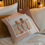 Cojín Decorativo Forma Moderna Marrón Y Beige | Regalo fotográfico<br><div class="desc">Las almohadas hacen regalos prácticos y reflexivos, ofreciendo comodidad y relajación al destinatario. Aquí hay una descripción de las almohadas como regalo: Regale el máximo confort y relajación con estas almohadas de lujo. Estas almohadas, elaboradas con los mejores materiales, están diseñadas para ofrecer una experiencia de sueño agradable y promover...</div>