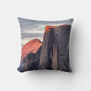 COJÍN DECORATIVO FORMACIÓN DE ROCAS MARRONES Y GRIS BAJO NUBES GRIS