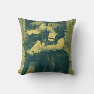 Cojín Decorativo Foto antigua de amor y romance, niños besándose