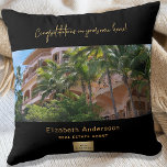 Cojín Decorativo Foto de agente inmobiliario de oro negro con calen<br><div class="desc">Un fondo negro. Personalice y agregue el logotipo de su empresa y un texto al frente. Cartas doradas. Añade una foto de tu nuevo hogar. Un regalo que sus clientes regalan - felicitaciones por una nueva casa.</div>