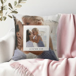 Cojín Decorativo Foto de amor mamá<br><div class="desc">Dale a tu mamá un recordatorio acogedor de tu amor con esta almohada de foto personalizada de Amor te Ama Mamá. Con tu foto favorita y un mensaje sincero, esta almohada personalizada es el regalo perfecto para el Día de la Madre, o una dulce sorpresa en cualquier momento del año....</div>