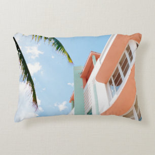 COJÍN DECORATIVO FOTO DE BAJO ÁNGULO DE CONCRETO BLANCO Y NARANJA