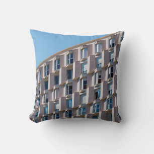 COJÍN DECORATIVO FOTO DE BAJO ÁNGULO DEL EDIFICIO DE CONCRETO GRIS