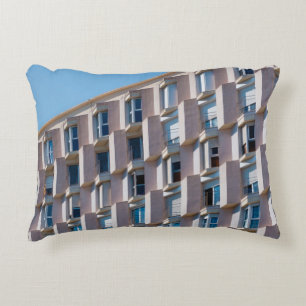 COJÍN DECORATIVO FOTO DE BAJO ÁNGULO DEL EDIFICIO DE CONCRETO GRIS