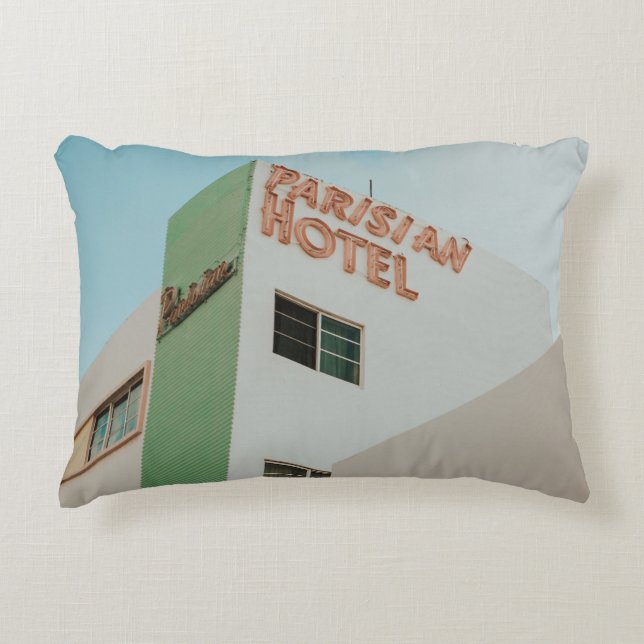 COJÍN DECORATIVO FOTO DE BAJO ÁNGULO DEL HOTEL PARISIAN (Anverso)