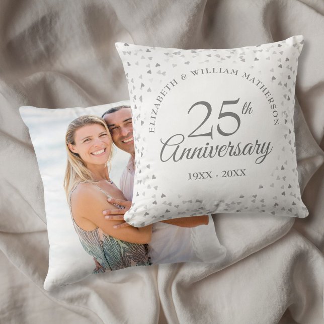 Cojín Decorativo Foto de boda del 25º aniversario Corazones platead (25th Anniversary Wedding Photo Chic Silver Hearts Throw Pillow)