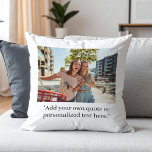 Cojín Decorativo Foto de cita Personalizado moderna<br><div class="desc">Crea tu propia cita personalizado y decoración de almohadas de tiro de fotos en casa Características tu texto personalizado en tipografía minimalista moderna y una de tus fotos favoritas.</div>