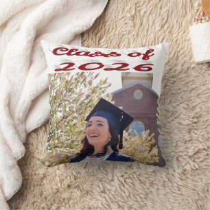 Cojín Decorativo Foto de graduación en letra script borgoña de la p