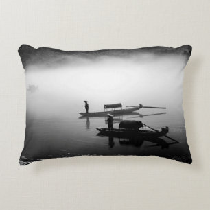 COJÍN DECORATIVO FOTO DE GRAYSCALE DE DOS BARCOS DE FILA