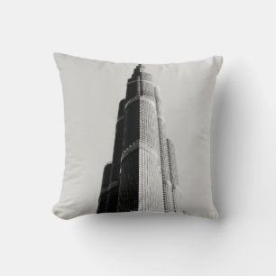 COJÍN DECORATIVO FOTO DE GRAYSCALE DEL EDIFICIO DE ALTO AUMENTO