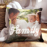 Cojín Decorativo Foto de la familia Retro<br><div class="desc">Celebre recuerdos atemporales con nuestro Cojín decorativo Retro Family Photo, que presenta un diseño inspirado en la cosecha con tipografía personalizado y un superpuesto de texto. Personalízalo con dos fotos de la pareja para un elegante keepsake, perfecto para bodas o aniversarios. También le dará un toque de encanto retro a...</div>