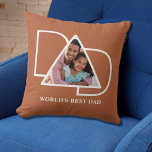 Cojín Decorativo Foto de la mejor terraza para papá del mundo perso<br><div class="desc">El Mejor Foto de Papá de este mundo está decorado con la palabra DAD en blanco sobre un fondo de terracota. Personalizable fácil con tu foto.</div>