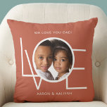 Cojín Decorativo Foto de Love You Dad personalizada<br><div class="desc">Esta foto de "We Love You Dad" Pillow está decorada con la palabra "LOVE" en tipografía blanca sobre un fondo de terracota oxidada. Personalizable fácil con tu foto y nombre. Perfecto como regalo del Día del Padre.</div>