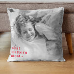 Cojín Decorativo Foto de moda y lo que más importa de RedQuote<br><div class="desc">Captura la esencia de los hermosos momentos de la vida con nuestros exclusivos productos de moda Photo & What Matters Most Positive Red. Infundir positividad y estilo en su vida cotidiana con esta colección única que combina perfectamente las tendencias modernas con sentimientos atemporales. Ya sea que te estés tratando a...</div>