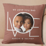 Cojín Decorativo Foto de papá personalizada<br><div class="desc">Esta foto de "We Love You Dad" Pillow está decorada con la palabra "LOVE" en tipografía blanca sobre un fondo marrón. Personalizable fácil con tu foto y nombre. Perfecto como regalo del Día del Padre.</div>