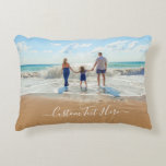 Cojín Decorativo Foto de personalizado Pillow con tus fotos y texto<br><div class="desc">Personalizado Foto y almohada de texto - Único su propio diseño - Familia personalizada / Amigos o almohadas personales regalo - Añadir su texto y foto - Redimensionar y mover o eliminar / añadir elementos - Imagen / texto con herramienta de personalización ! Elija fuentes / tamaño / color! Buena...</div>
