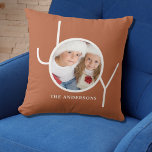 Cojín Decorativo Foto de Terracota de vacaciones de Navidades perso<br><div class="desc">Este moderno Navidad Photo Pillow está decorado con la palabra JOY en blanco sobre un fondo de terracota. Personalizable fácil con tu foto y nombre.</div>