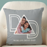 Cojín Decorativo Foto del Día del Padre del Mejor Personalizado de<br><div class="desc">La película "Mejor foto de papá" de este mundo está decorada con la palabra "DAD" en tipografía blanca sobre un fondo gris. Personalizable fácil con tu foto. Hace un regalo perfecto para el Día del Padre.</div>