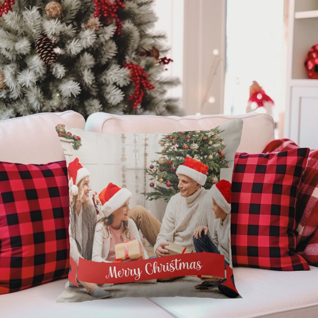 Cojín Decorativo Foto del Personalizado de la pancarta navideña Mer (Add your favorite photo to this festive pillow that features a red banner that says Merry Christmas.)