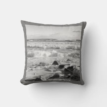 Foto en blanco y negro de las olas del océano Atlá
