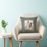 Cojín Decorativo Foto enmarcada con oro Nuestra primera Navidad cas<br><div class="desc">La moderna foto de boda enmarcada en oro machacado en medio de copos de nieve, con Nuestra Primera Navidad Casada en un guión festivo de caligrafía blanca, hace el perfecto regalo de recuerdo para los recién casados recién casados en temporada de vacaciones de Navidades. Personalizar fácilmente su nombre y año...</div>