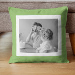 Cojín Decorativo Foto familiar moderna Regalo verde simple y encant<br><div class="desc">Foto familiar moderna Regalo verde simple y encantador</div>