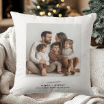 Cojín Decorativo Foto familiar y mora y brillante minimalista<br><div class="desc">Añada un toque personal a su decoración de vacaciones con nuestra familia Photo & Merry y Navidades minimalistas brillantes Pillow. Con un diseño elegante y limpio con la frase "Merry and Bright" y un espacio para tu foto familiar favorita, esta almohada le aporta calidez y estilo a cualquier habitación. Perfecto...</div>