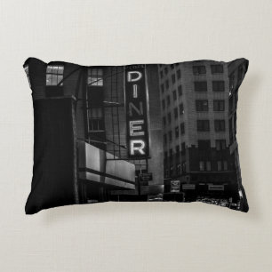COJÍN DECORATIVO FOTO GRAYSCALE DEL RÓTULO PEARL DINER EN LA CIUDAD