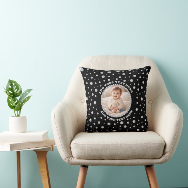 Cojín Decorativo Foto personalizada con círculo de perlas sobre neg (Silla)