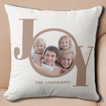 Cojín Decorativo Foto personalizada de festividad de Navidades mode<br><div class="desc">Este moderno Navidad Holiday Photo Pillow está decorado con la palabra JOY en beige sobre un fondo blanco. Personalizable fácil con tu foto y nombre.</div>