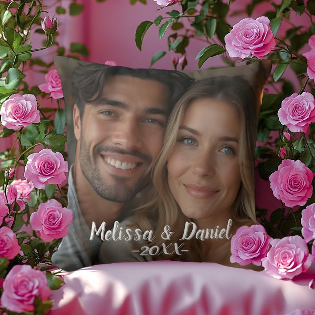 Cojín Decorativo Foto personalizada de San Valentín de Black Modern (Modern Black Personalized Photo Valentine's Throw Pillow)