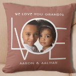 Cojín Decorativo Foto personalizada del abuelo<br><div class="desc">Este foto de "Te queremos" está decorada con la palabra "AMAR" en tipografía blanca sobre fondo marrón. Personalizable fácil con tu foto y nombre. Perfecto como regalo de abuelo.</div>