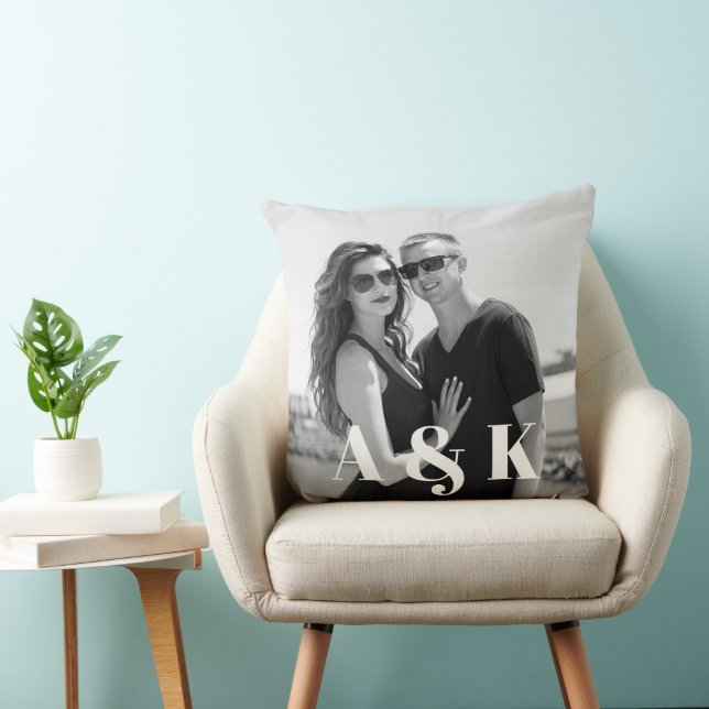 Cojín Decorativo Foto personalizado y grandes monogramas iniciales (Silla)