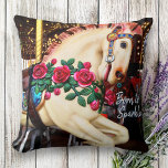 Cojín Decorativo Foto retro de caballo carrusel nace con guión de d<br><div class="desc">"Nacido para brillar". Casi puedes sentir la música de oom-pa-pa, los símbolos que se estrellan, y el movimiento de arriba y abajo y redondo y redondo de los alegres y corrientes cuando te relajas con esta suave y cómoda fotografía arroja almohada. Puede personalizar fácilmente esta almohada de lanzamiento además también...</div>